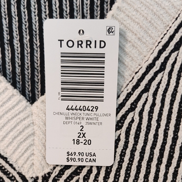 Torrid Black and White Chenille V-Neck Tunic - Picture 3 of 3